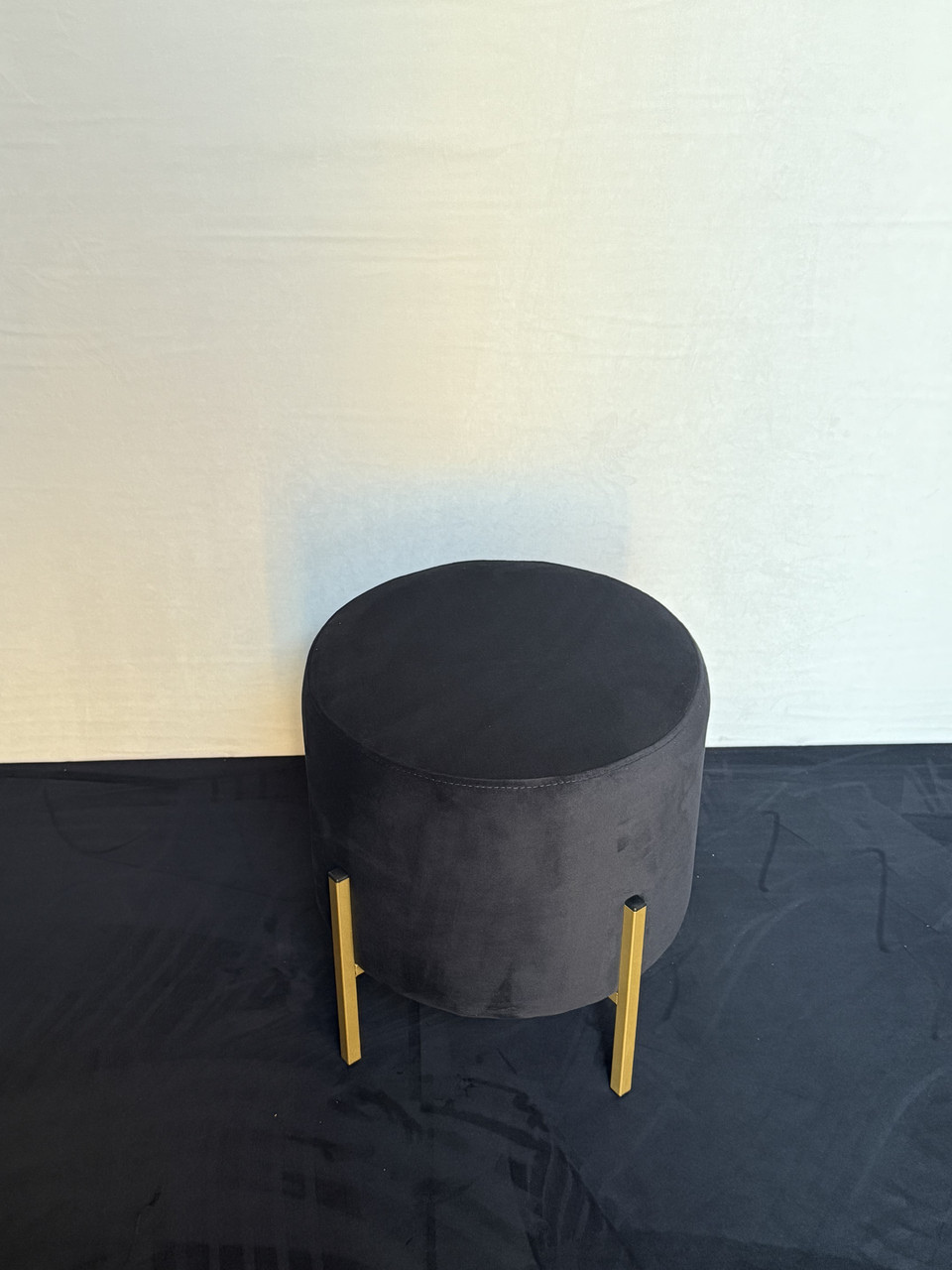 Фото Пуф круглый 38*42 см из велюра антикоготь на металлических ножках черный, круглый мягкий пуфик велюровый лофт