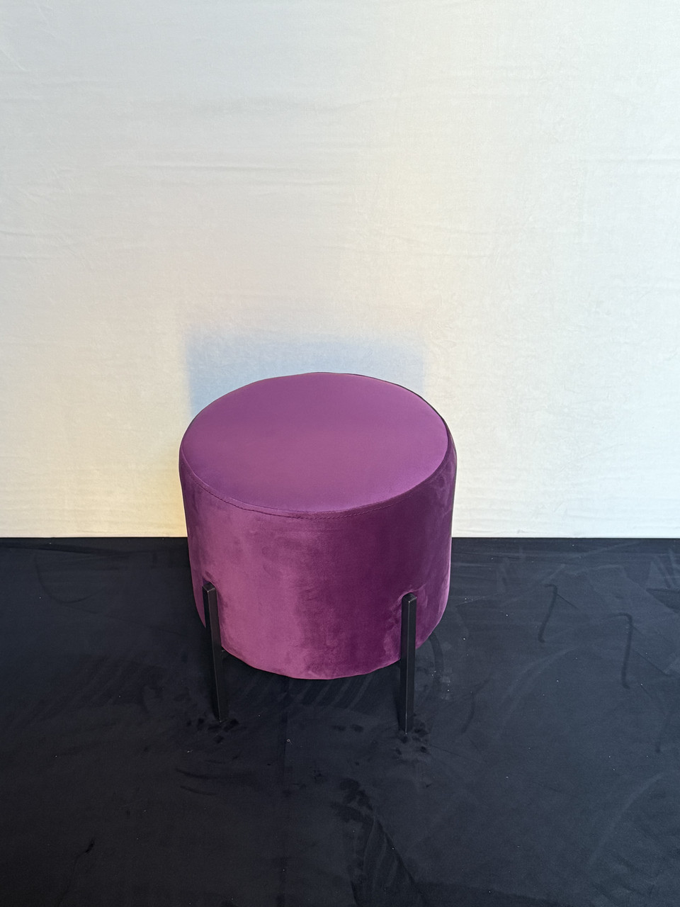 Фото Пуф круглый 38*42 см из велюра антикоготь на металлических ножках фиолетовый, круглый мягкий пуфик велюровый